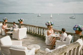 Terrasse d'hôtel en bord de mer en Normandie avec vue sur la Manche et des chaises en lin blanc