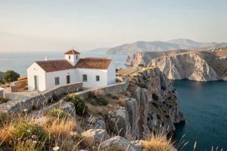 Chapelle blanche perchée sur les falaises de Kythira avec vue panoramique sur la mer Égée turquoise